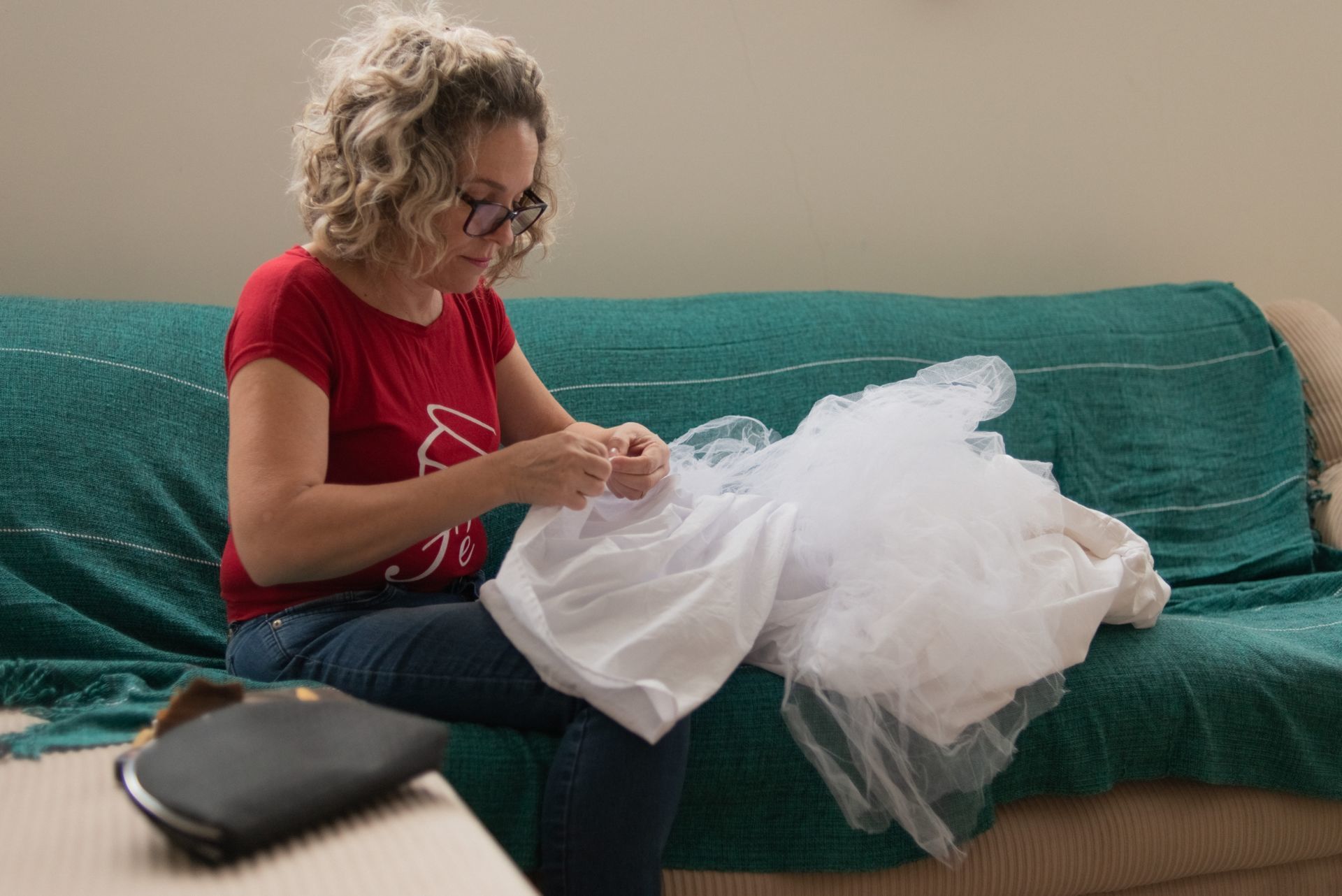Foto do vestido feito pela noiva e bordado por sua mãe, foi apenas uma das histórias do casamento de Letícia e Daniel. Foto do vestido feito pela noiva e bordado por sua mãe, foi apenas uma das histórias do casamento de Letícia e Daniel. - Imagem 0