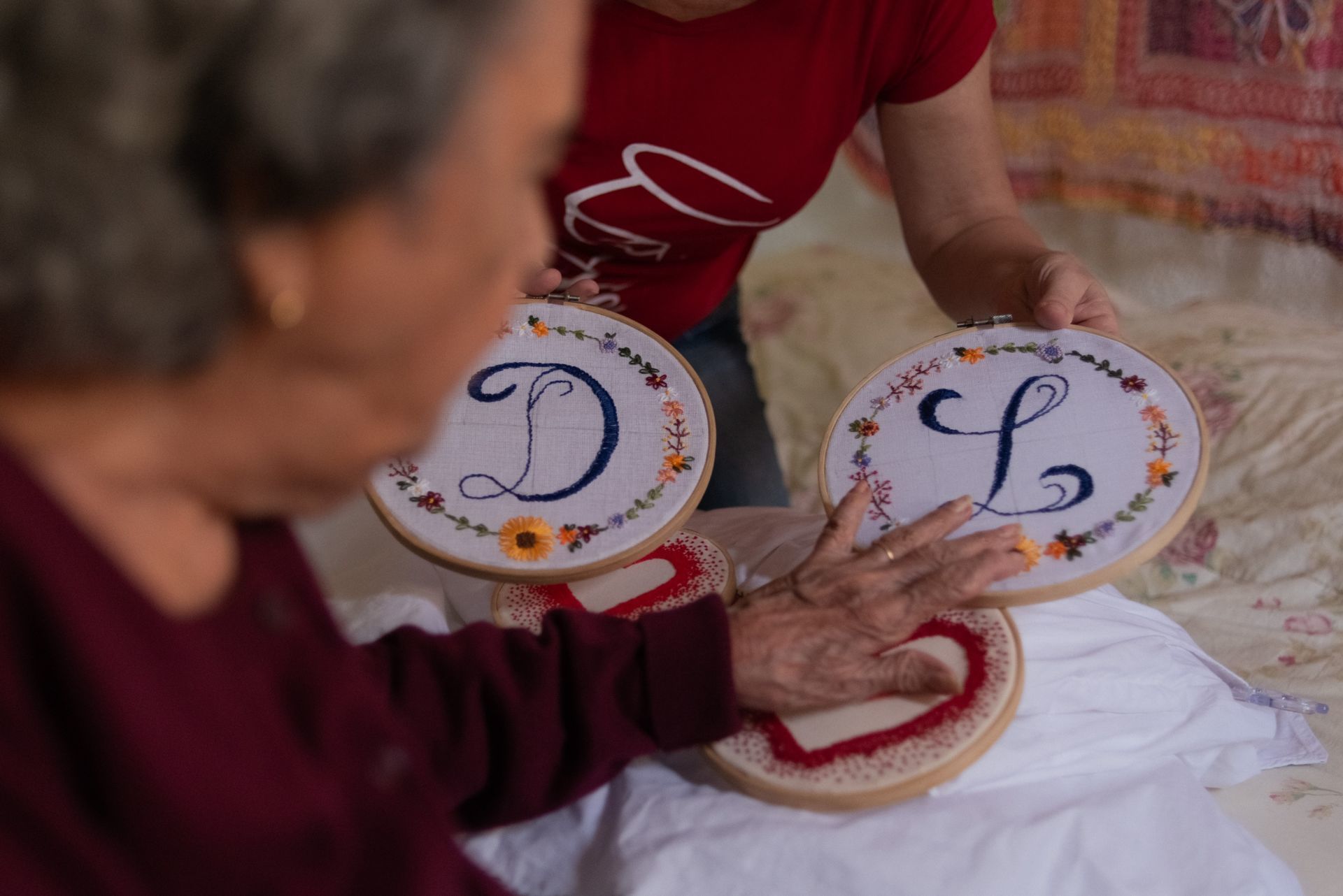 Foto do vestido feito pela noiva e bordado por sua mãe, foi apenas uma das histórias do casamento de Letícia e Daniel. Foto do vestido feito pela noiva e bordado por sua mãe, foi apenas uma das histórias do casamento de Letícia e Daniel. - Imagem 5