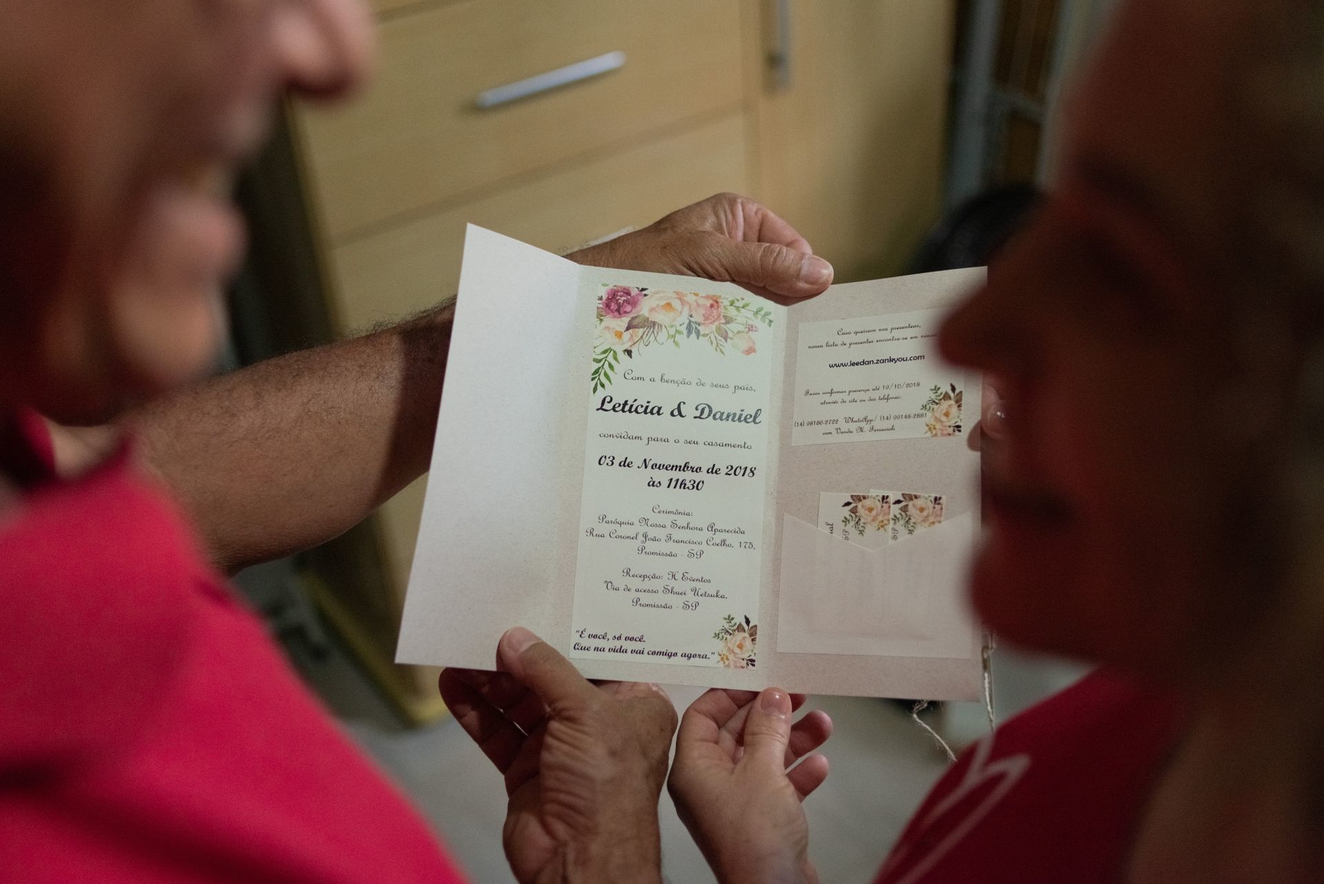 Foto do vestido feito pela noiva e bordado por sua mãe, foi apenas uma das histórias do casamento de Letícia e Daniel. Foto do vestido feito pela noiva e bordado por sua mãe, foi apenas uma das histórias do casamento de Letícia e Daniel. - Imagem 11